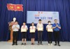 Ông Nguyễn Văn Khanh - Thị ủy viên, Trưởng phòng Giáo dục và Đào tạo, Ông Nguyễn Duy Hiếu - Thị ủy viên, Bí Thư vị đoàn trao giấy khen cho học sinh đạt giải