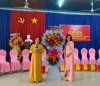 Bà Huỳnh Thị Ngọc Mỹ phó trưởng ban đại diện Hội NCT thị xã Hòa Thành trao tặng hoa