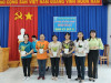 Đồng chí Võ Thị Hạnh, Thị ủy viên, Chủ tịch Hội LHPN thị xã Hòa Thành trao quà cho các  thành viên Tổ Phụ nữ sống xanh có thành tích xuất sắc trong hoạt động quý I năm 2023