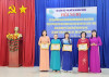 Đồng chí Võ Thị Hạnh, Thị ủy viên, Chủ tịch Hội LHPN thị xã tặng giấy khen cho các tập thể cá nhân có thành tích xuất sắc trong đợt thi đua đặc biệt