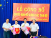 Đồng chí Nguyễn Văn Phong- Phó Bí thư Thường trực Thị ủy trao quyết định luân chuyển cán bộ