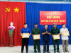 Đồng chí Nguyễn Ngọc Nguyên lên trao tặng bằng khen các cá nhân hoàn thành tốt nhiệm vụ trong công tác dân vận năm 2023