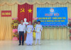 Lãnh đạo thị ủy trao giấy cảm ơn cho bà Nguyễn Thị Kim Cúc trong ngày Hội Đại đoàn kết toàn dân tộc xã Trường Hòa năm 2022
