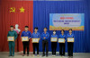 Đồng chí Lê Anh Ngữ - Phó bí thư Thị Đoàn lên trao tặng bằng khen cho các bạn đoàn viên