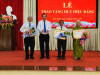 Bí thư Thị ủy Hoà Thành Trần Văn Khải trao Huy hiệu Đảng và tặng hoa chúc mừng năm cho các đảng viên.