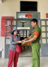 Chị Nguyễn Thị Châu trao lại chiếc ví cho Cán bộ Công an xã