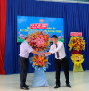 Đại diện lãnh đạo Thị xã Hoà Thành trao tặng hoa chúc mừng ngày lễ đại đoàn kết dân tộc năm 2023