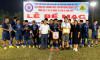   Lãnh đạo UBND phường Hiệp Tân treo thưởng cho các đội bóng đạt giải