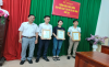 Ông Lê Hồng Vân – Phó Chủ tịch UBND thị xã Hòa Thành (bìa trái) trao Giấy chứng nhận cho Chủ thể có sản phẩm OCOP 3 sao