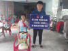 Đại diện Đoàn xã Long Thành Nam trao tặng quà cho trẻ em cóc hoàn cảnh khó khăn trên địa bàn