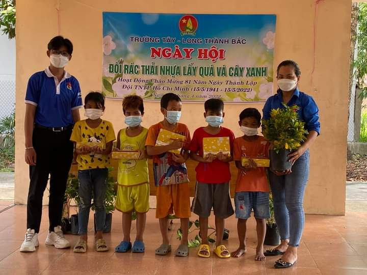 Hội đồng đội phường Long Thành Bắc phối hợp cùng Hội đồng đội xã Trường Tây tổ chức ngày hội đổi rác thải nhựa lấy quà.