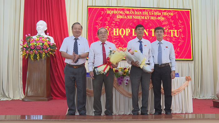 Ông Nguyễn Văn Phong (thứ hai bên trái) được bầu làm Chủ tịch HĐND thị xã hòa Thành.