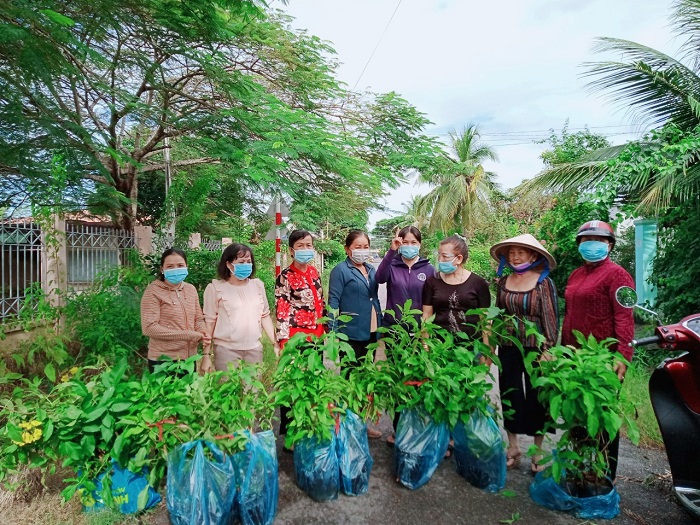 Hội Liên hiệp Phụ nữ xã Trường Hòa ra quân trồng hoa hường ứng ngày môi trường thế giới