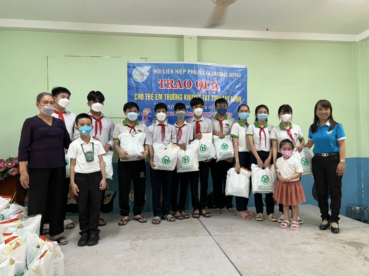Hội LHPN xã Trường Đông tổ chức trao quà nhân ngày Quốc tế Thiếu nhi