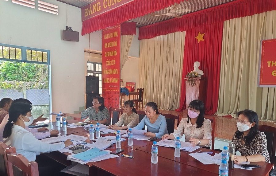 Hội LHPN tỉnh kiểm tra hoat động ủy thác vốn vay NHCSXH đối với Hội LHPN thị xã Hòa Thành