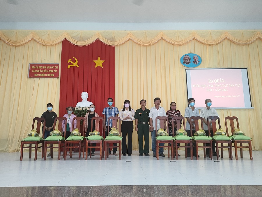 Lãnh đạo Hội LHPN thị xã trao quà cho người  nghèo ở phường Long Hoa ra  quân làm công tác dân vận đợt I năm  2022