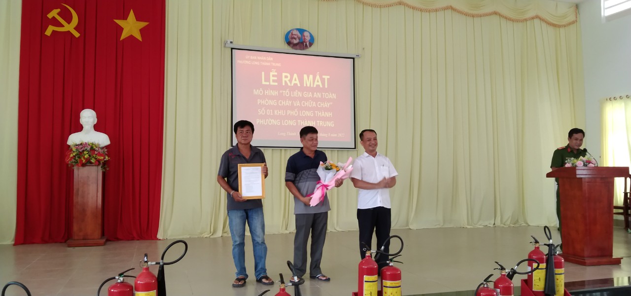 Ông Nguyễn Đức Hảo, Phó Chủ tịch UBND thị xã  trao Quyết định thành lập “Tổ liên gia an toàn về phòng cháy và chữa cháy” .