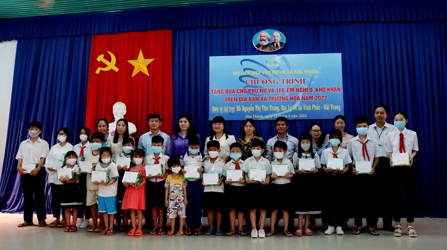 Hội LHPN thị xã và nhà tài trợ tặng học bổng cho học sinh khó khăn của xã Trường Hòa