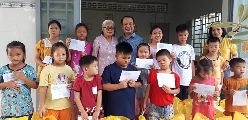 UBND thị xã Hòa Thành trao quà trung thu cho trẻ em có hoàn cảnh khó khăn