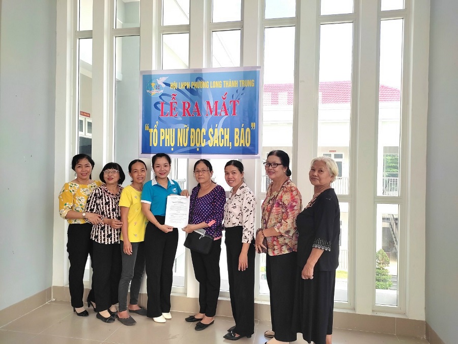 Đồng chí Trần Kim Hường trao Quyết định thành lập Tổ  Phụ nữ đọc sách, báo