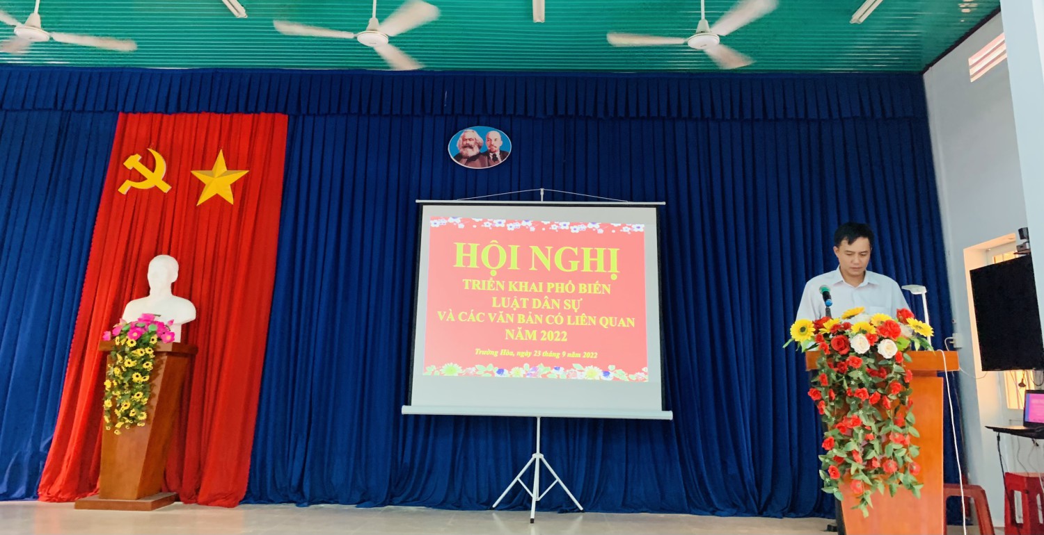 UBND xã Trường Hòa, thị xã Hòa Thành tuyên truyền, phổ biến pháp luật cho cán bộ và Nhân dân.