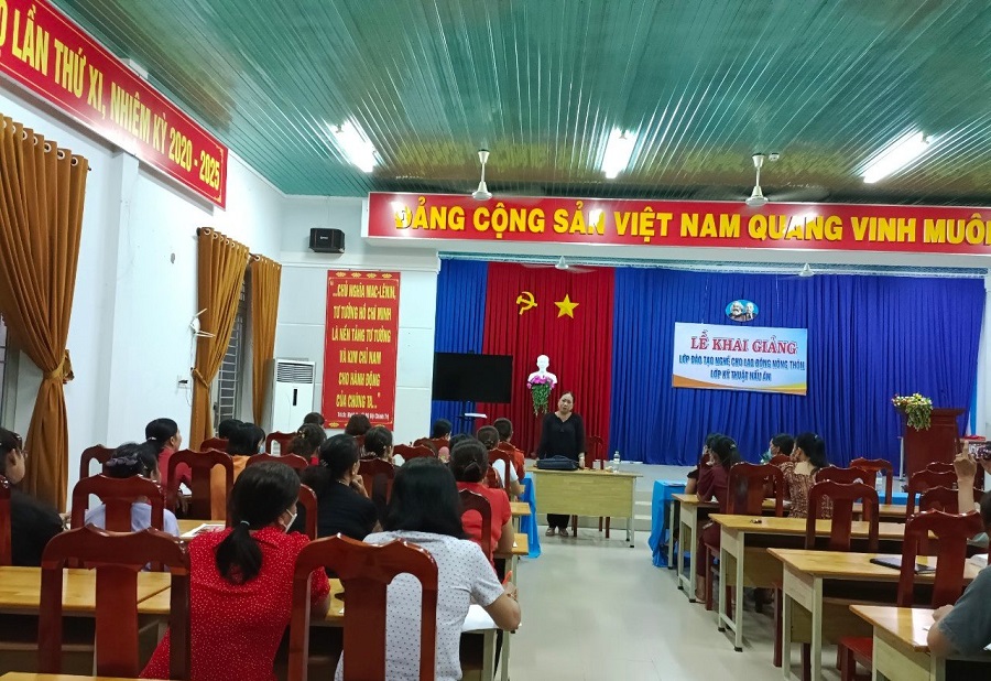 Lễ khai giảng Lớp dạy nghề kỹ thuật nấu ăn cho hội viên phụ nữ xã Long Thành Nam, thị xã Hòa Thành