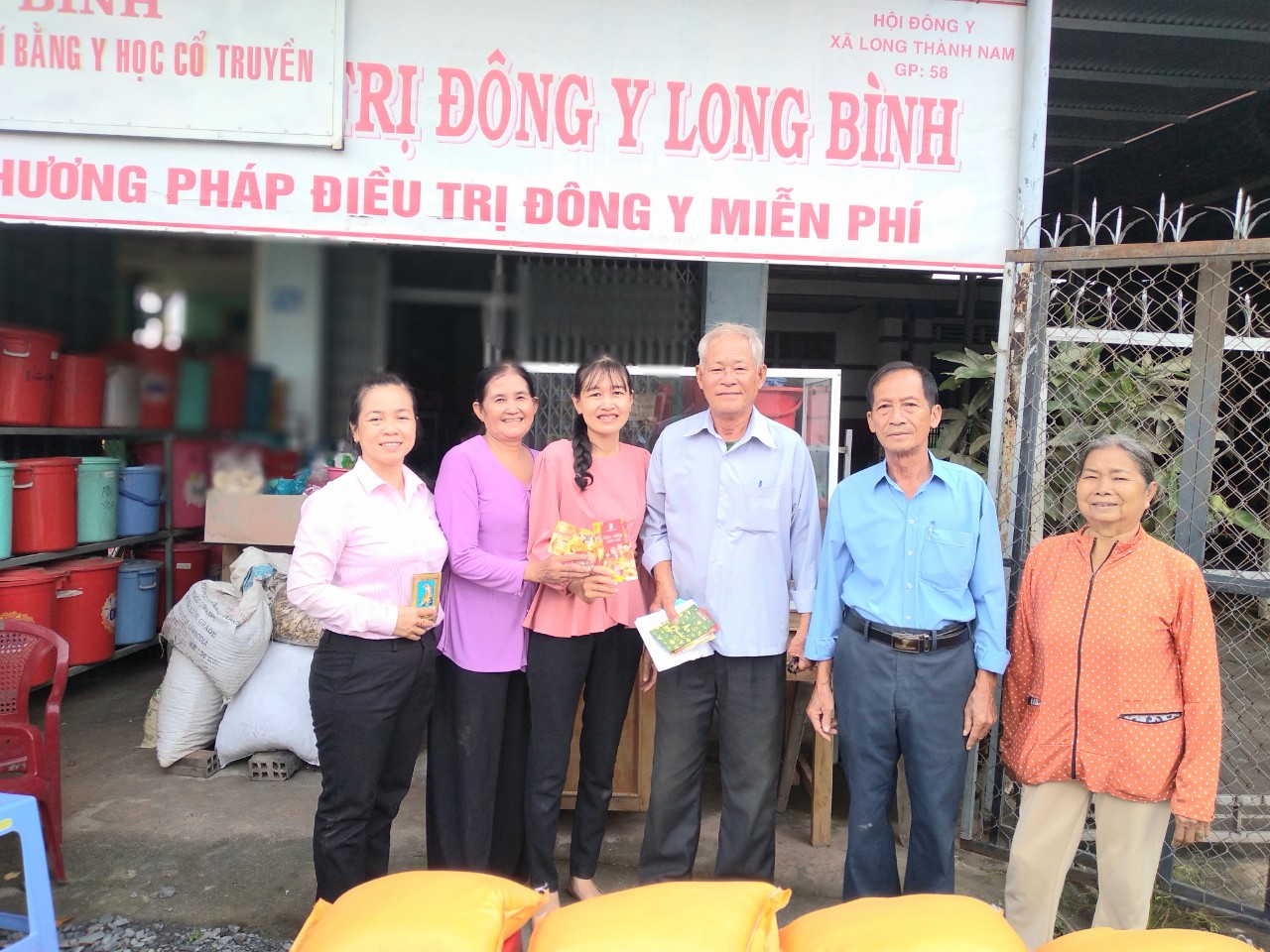 UBND xã Long Thành Nam phối hợp Hội Người Cao tuổi xã vận động mạnh thường quân trao tặng quà cho hộ nghèo, hộ cận nghèo cho người dân trên địa bàn xã