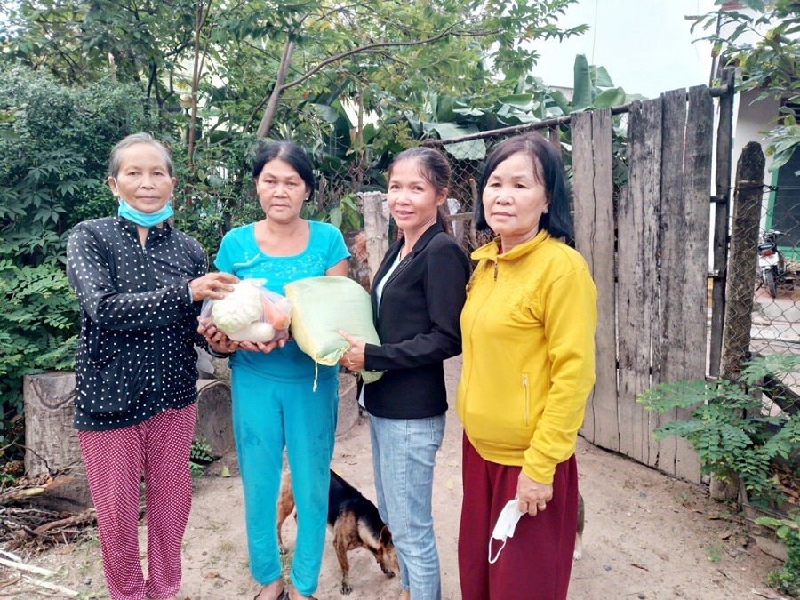 Ban Chấp hành Hội LHPN xã Long Thành Nam, tổ chức thăm và tặng quà cho hội viên phụ nữ khó khăn, ở ấp Long Khương, xã Long Thành Nam