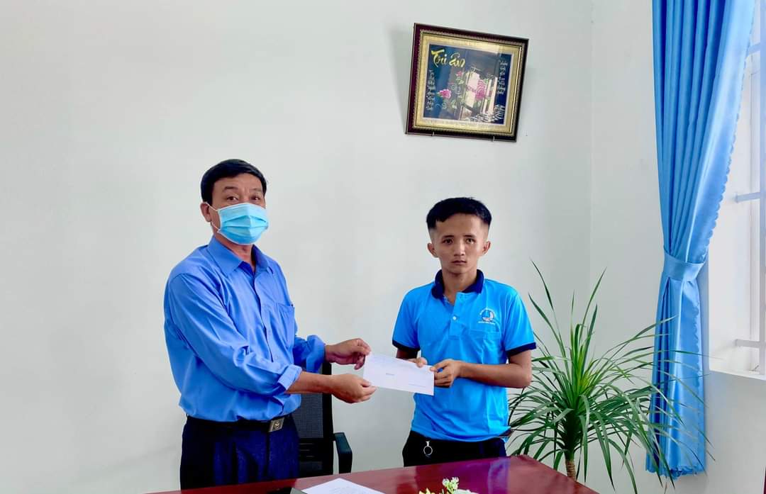 Ông Huỳnh Văn Long đại diện lãnh đạo UBND xã Long Thành Nam đến thăm hỏi , động viên em Phạm Đình Duy Phương