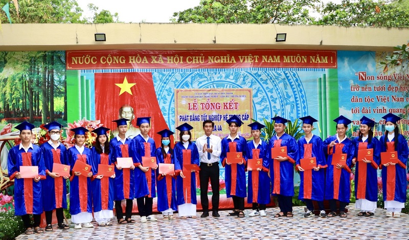 Trung tâm GDNN-GDTX Hòa Thành phối hợp với trường Trung cấp Kinh tế - Kỹ thuật Tây Ninh tổ chức lễ tổng kết và trao bằng tốt nghiệp khóa 44 cho học sinh.