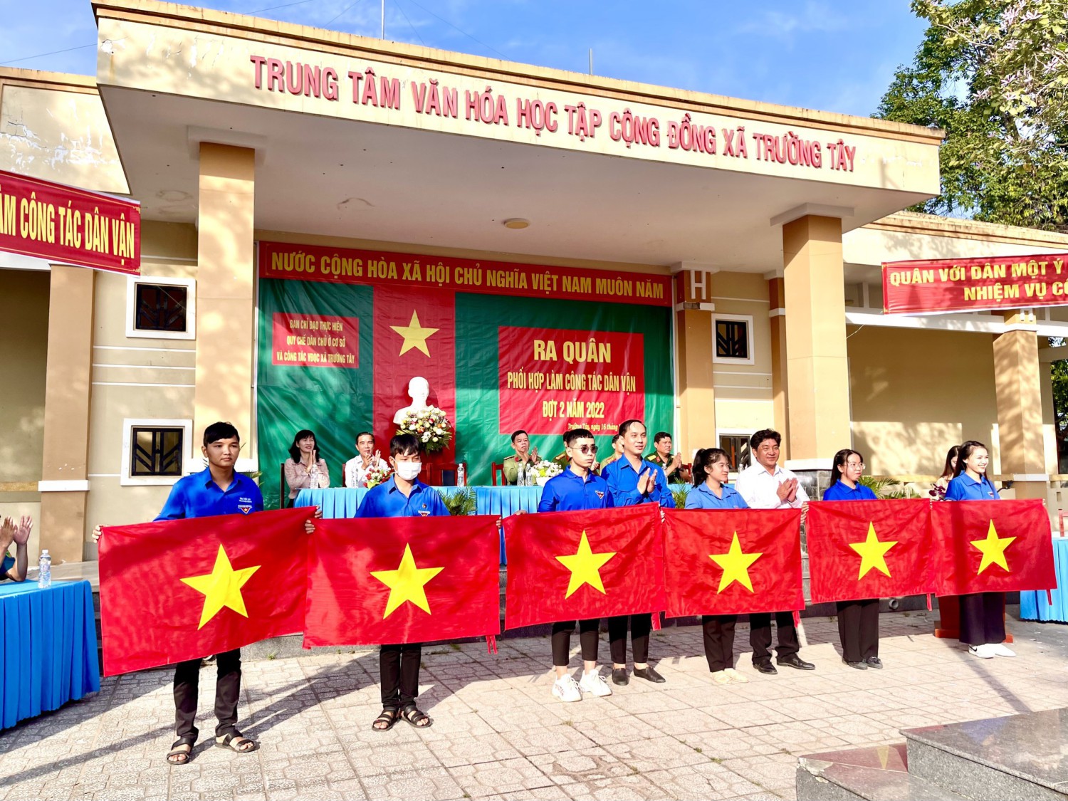 Thị Đoàn trao 300 lá cờ Tổ quốc thực hiện 06 Công trình thanh niên