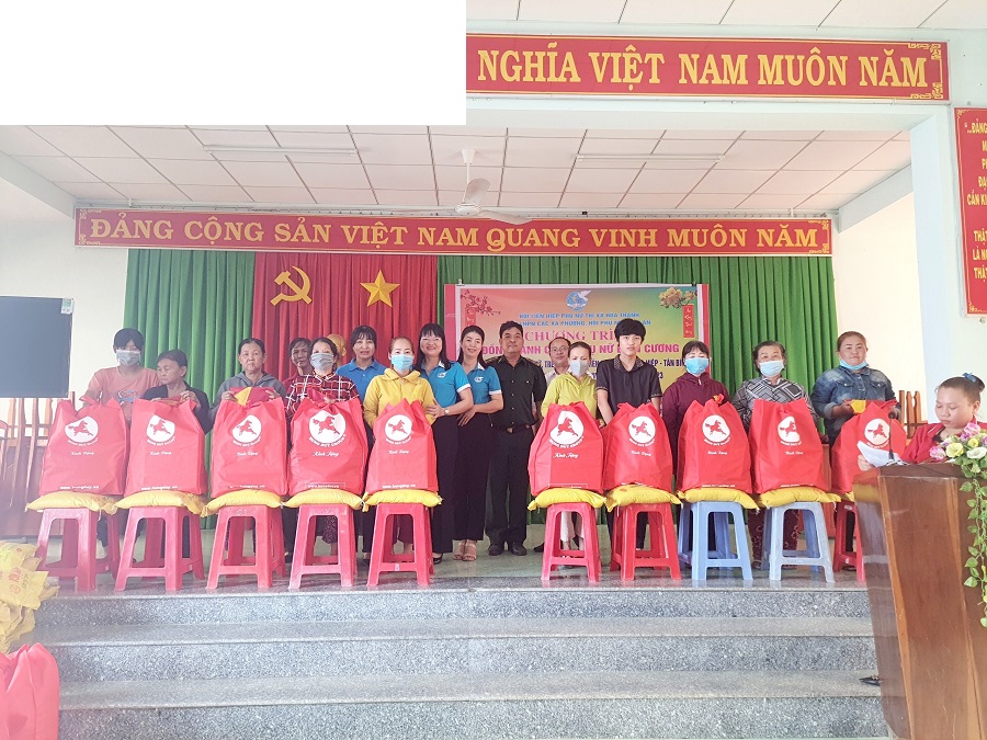 Hội LHPN thị xã Hòa Thành trao quà tết cho phụ nữ biên cương tại xã Tân Bình, huyện Tân Biên