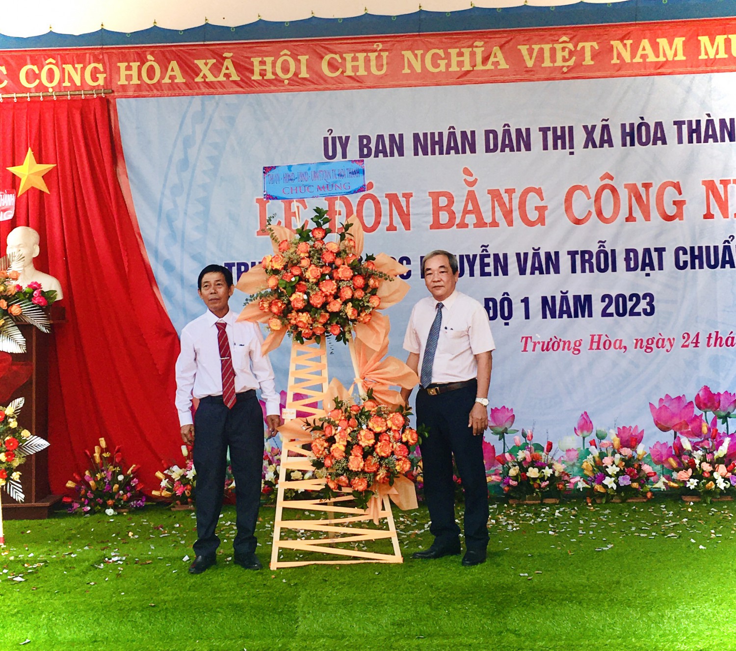 Ông Nguyễn Văn Phong - Phó Bí thư Thường trực Thị ủy, Chủ tịch HĐND thị xã Hòa Thành gửi lẵng hoa chúc mừng