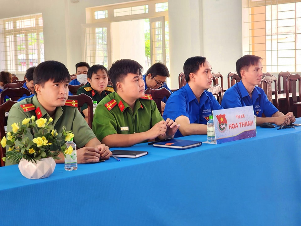 Đồng chí Nguyễn Duy Hiếu - Bí thư Thị đoàn, chủ trì hội nghị cấp thị xã (thứ 03 từ trái sang)
