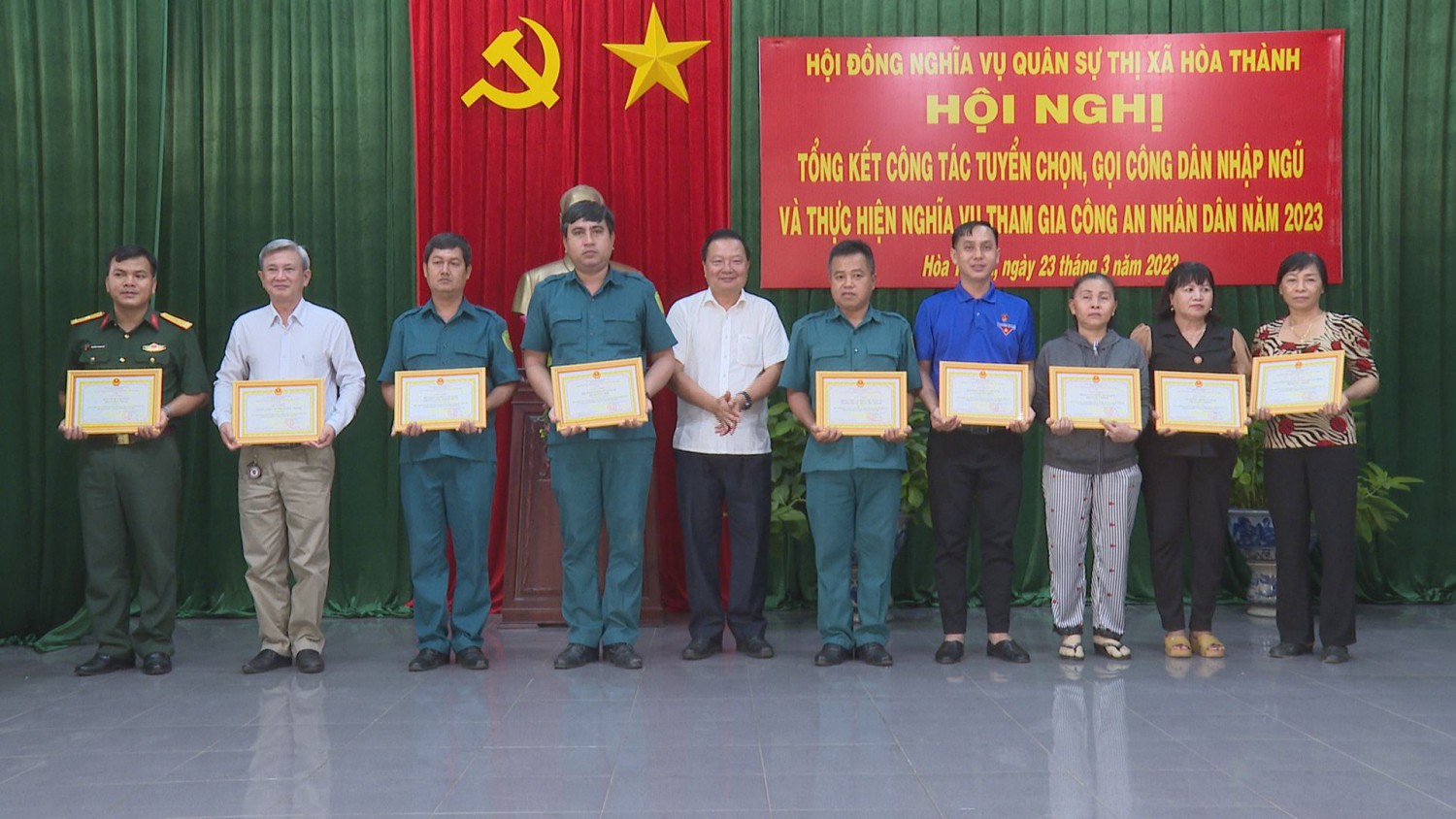 Bí thư Thị ủy Hoà Thành Trần Văn Khải tặng giấy khen cho các tập thể