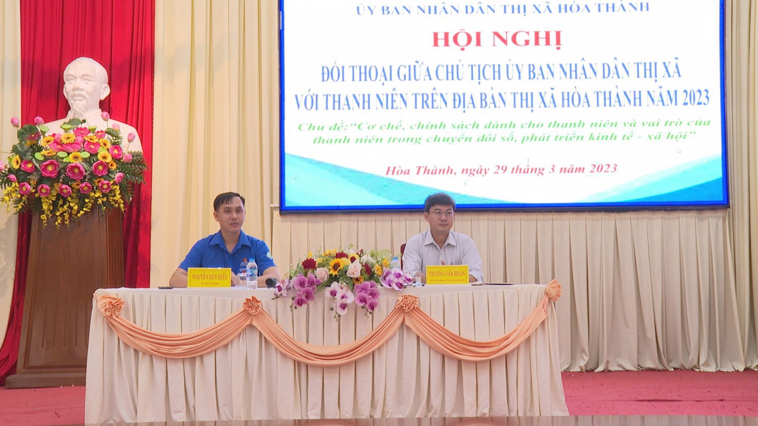 Chủ tịch UBND thị xã Hoà Thành đối thoại với thanh niên