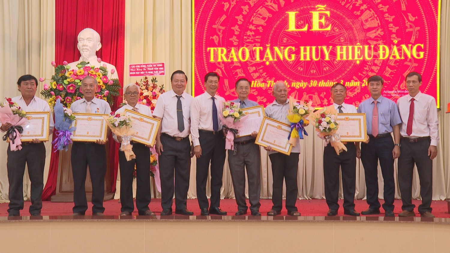 Phó Bí thư Tỉnh uỷ Nguyễn Mạnh Hùng và lãnh đạo thị xã Hoà Thành chụp hình lưu niệm cùng các đảng viên.