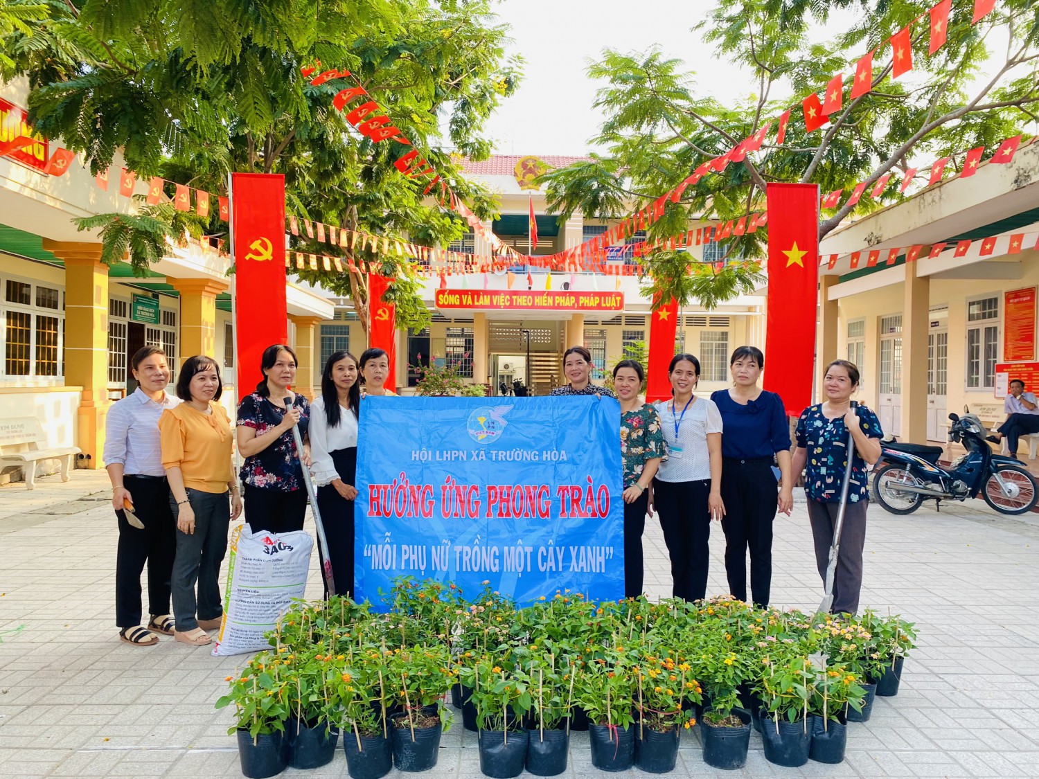 Hội LH Phụ nữ xã Trường Hòa ra quân trồng cây