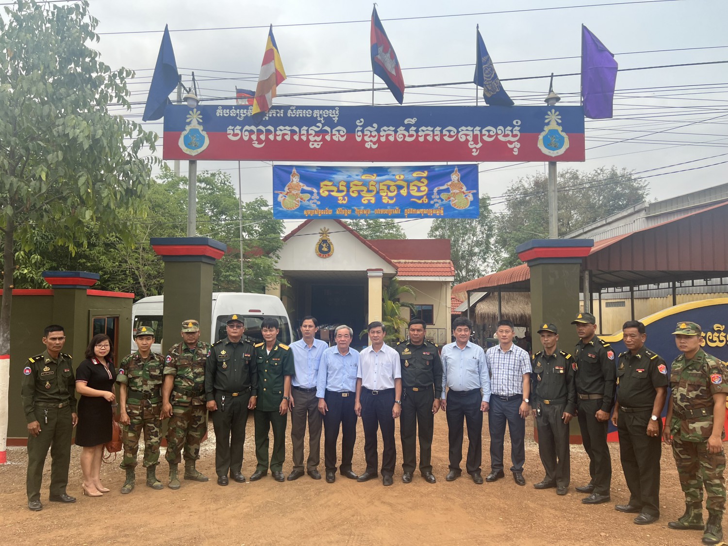 Đoàn đại biểu thị xã Hoà Thành và huyện Tbong Khmum chụp hình lưu niệm.