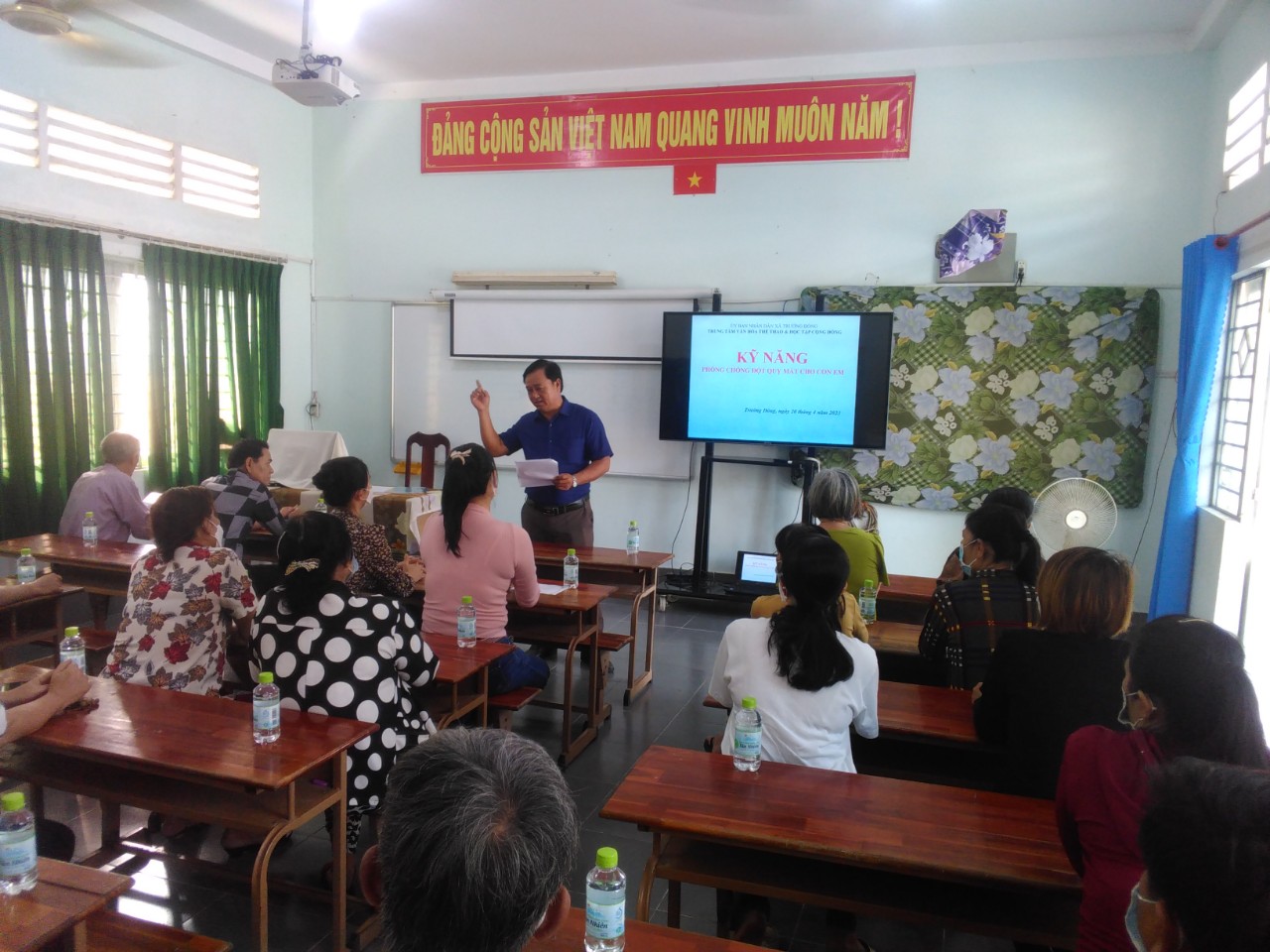 Ông Nguyễn Văn Cư - Phó Chủ tịch Trung tâm VHTT HTCĐ xã Trường Đông đang kiểm tra chuyên đề cho Đoàn kiểm tra dự