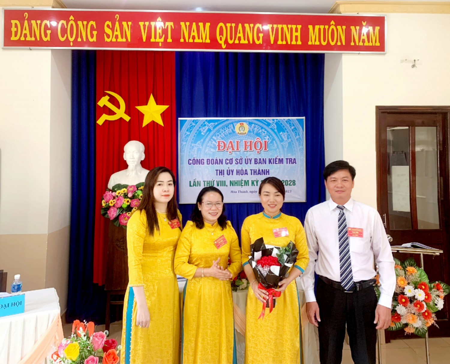 Đồng Chí Võ Thị Kim Huệ tặng hoa cho BCH Công đoàn khóa VIII
