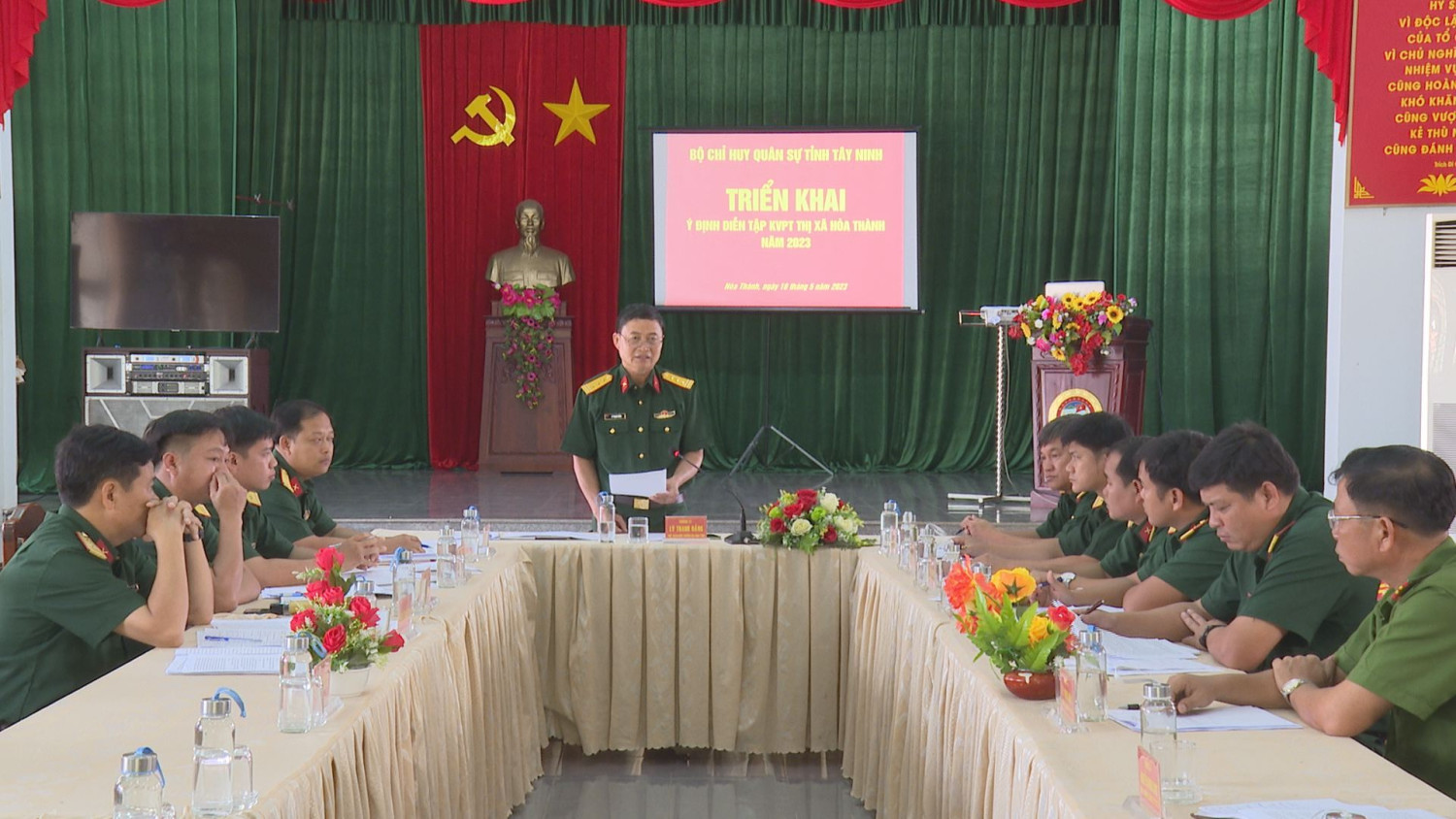 Thượng tá Lý Thanh Đảng – Phó Tham mưu trưởng, Bộ CHQS tỉnh phát biểu tại hội nghị.