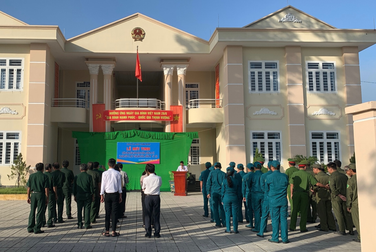 Đồng chí Huỳnh Văn Long - PCT UBND khai mạc buổi lễ Mít tinh