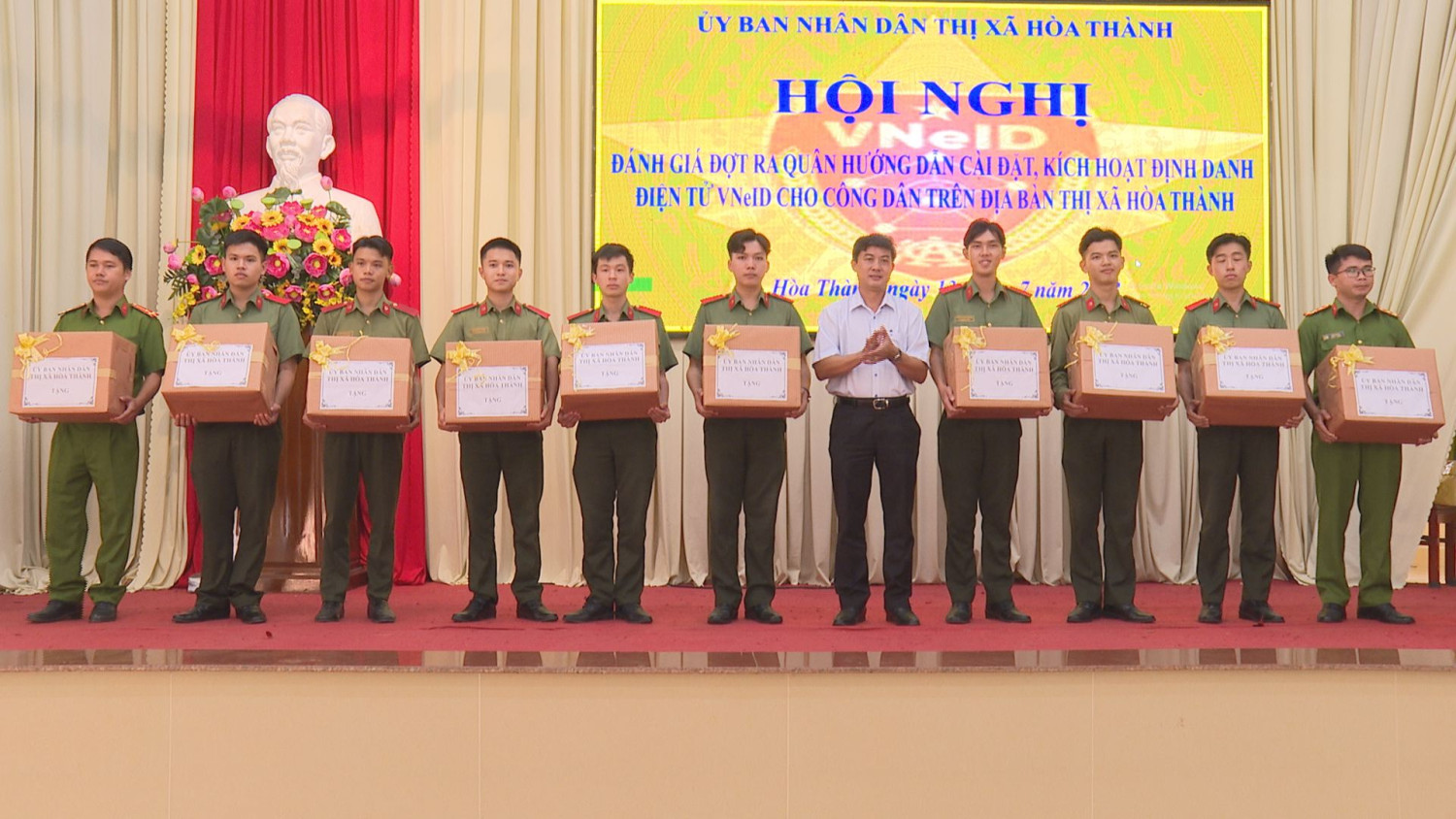 Chủ tịch UBND thị xã Hoà Thành Trương Văn Hoàn tặng quà lưu niệm cho 8 đội hình tình nguyện