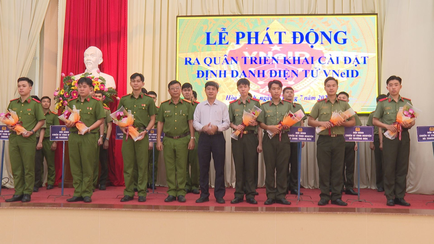 Chủ tịch UBND Thị xã Trương Văn Hoàn và lãnh đạo Công an Thị xã tặng hoa chúc mừng động viên cho các đội hình thanh niên tình nguyện.