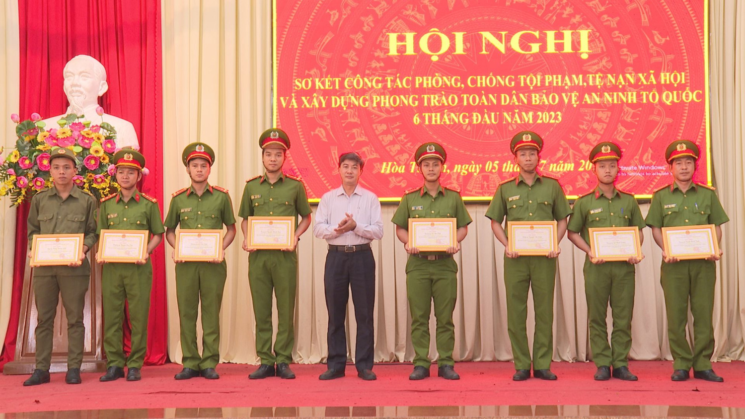 Chủ tịch UBND thị xã Hoà Thành Trương Văn Hoàn khen thưởng cho các cá nhân có thành tích xuất sắc trong công tác đấu tranh phòng, chống tội phạm 6 tháng đầu năm 2023