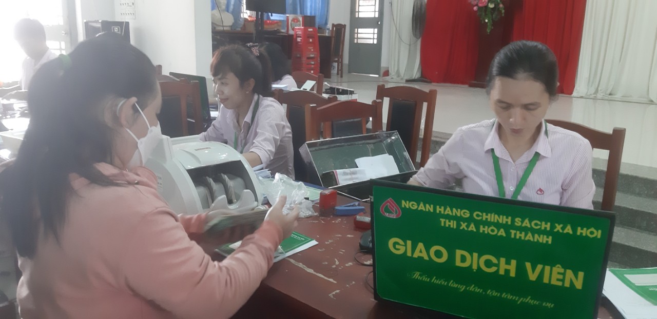 Hội LHPN Phường Long Thành Bắc phối hợp phòng giao dịch Ngân hàng CSXH Thị xã Hòa Thành tổ chức giải ngân nguồn vốn giải quyết việc làm, học sinh, sinh viên.