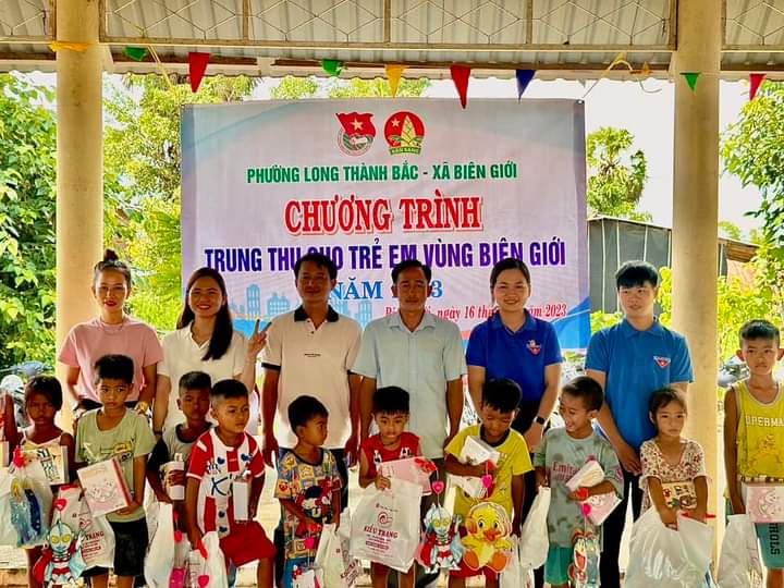 Đoàn thanh niên phường Long Thành Bắc trao quà trung thu cho trẻ em vùng biên giới.