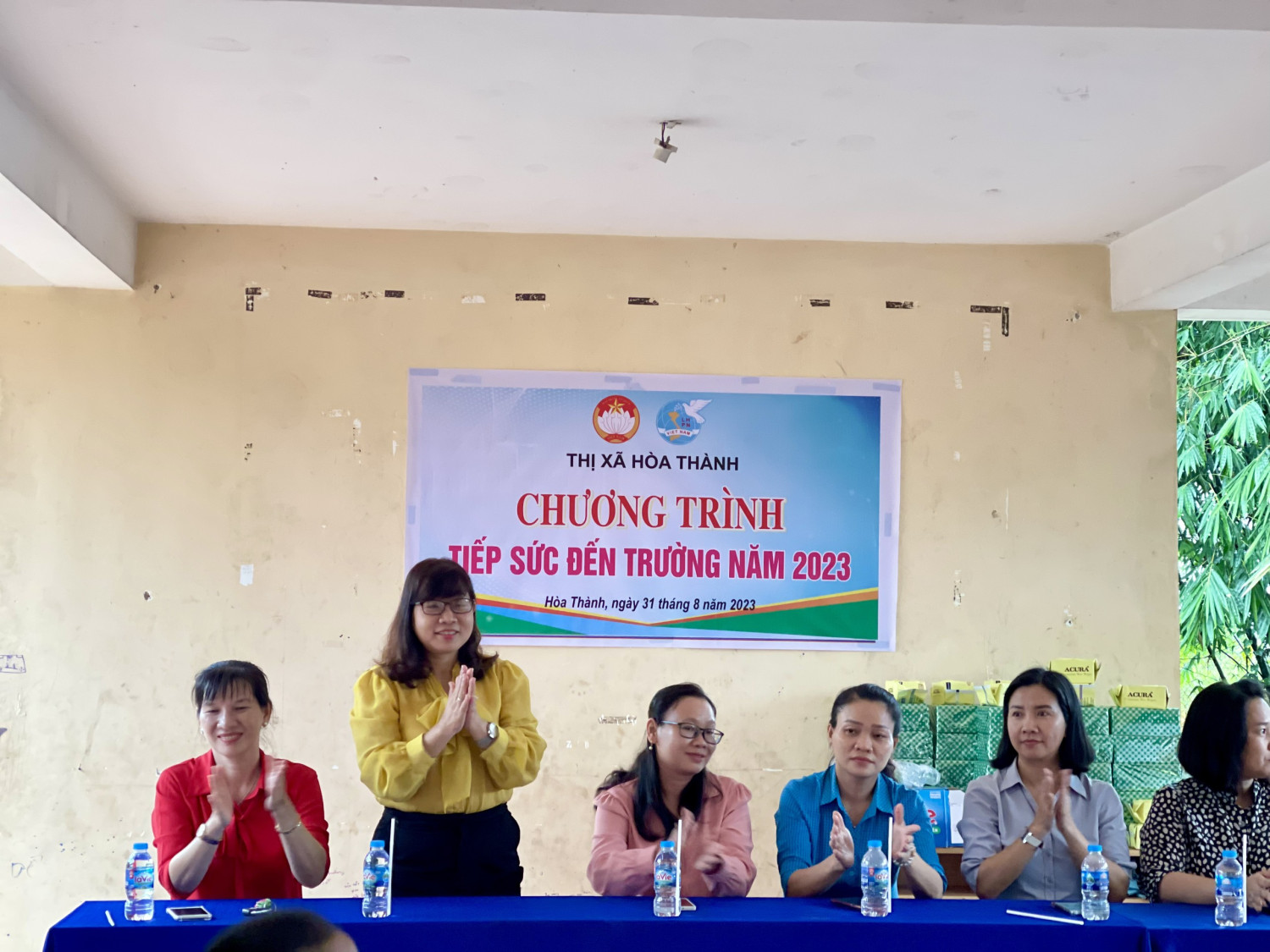 Bà Võ Thị Son – Thị ủy viên, Chủ tịch Ủy ban MTTQ Việt Nam thị xã đã gửi lời thăm hỏi sức khỏe đến các em học sinh dân tộc thiểu số