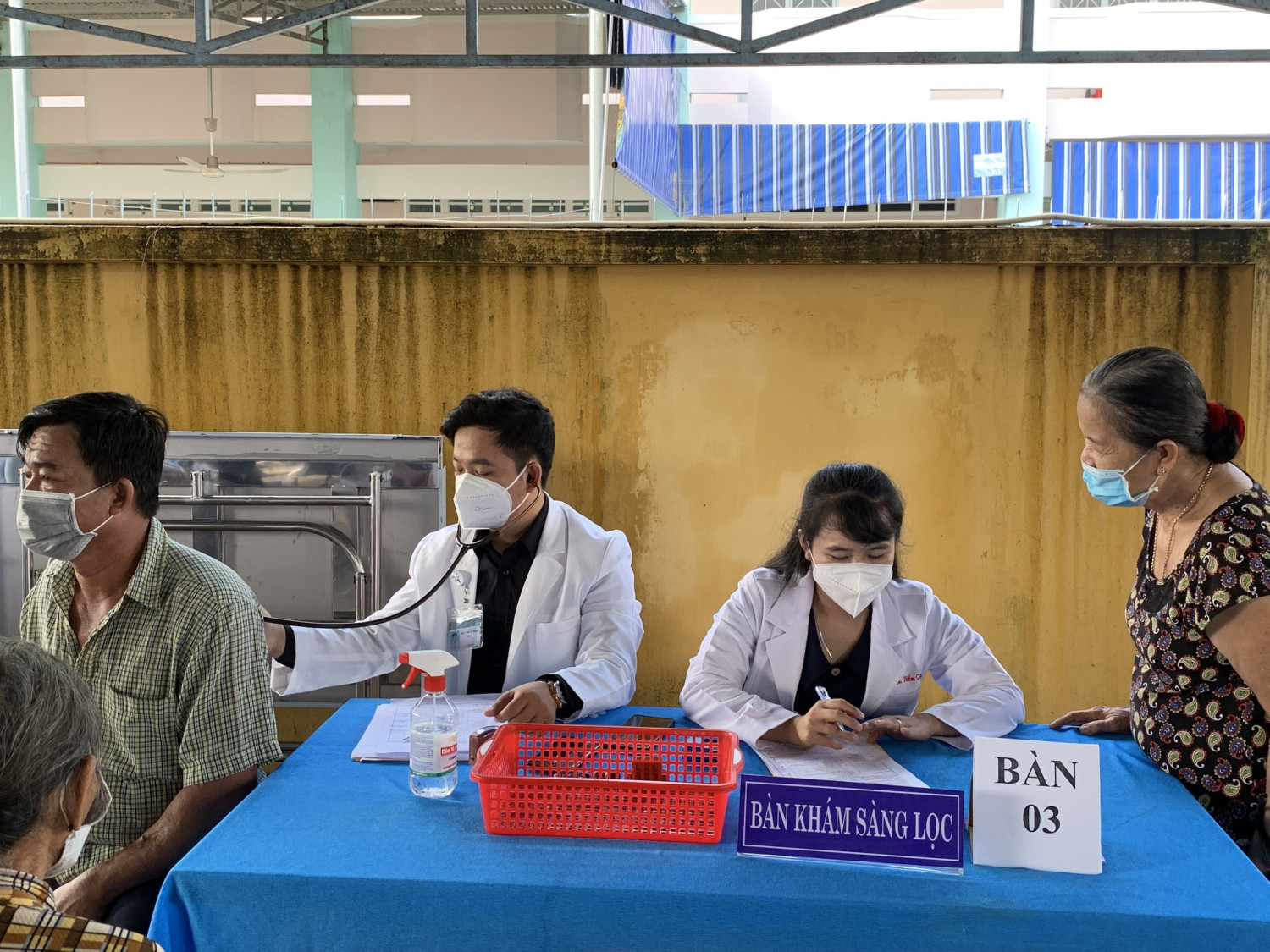 Các y bác sĩ khám bệnh cho người dân trên địa bàn xã Long Thành Nam